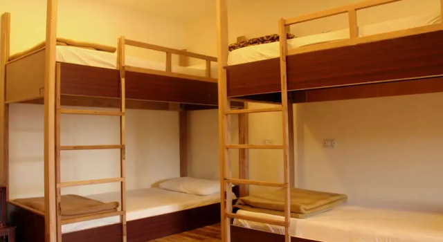 Кровать в общем номере (мужской номер) Shurooq Shams Hotel & Tours By Sunrise