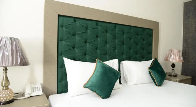 Hotel Deluxe Johar Town Lahore, Reservar Hotel Hotéis em Lahore com estacionamento, Estacionamento