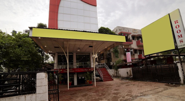 OYO 15211 Hotel Midas