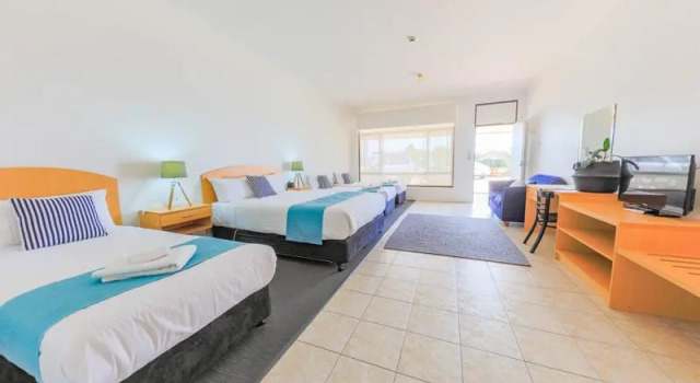 Семейный люкс Coast Motel and Apartments