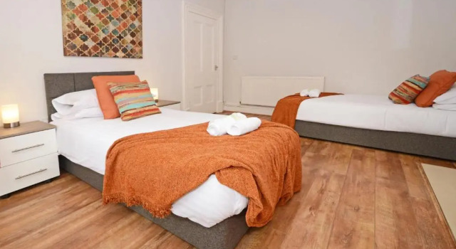 Коттедж Hampton House by YourStays - 4 Bedroom House in Centre of Crewe