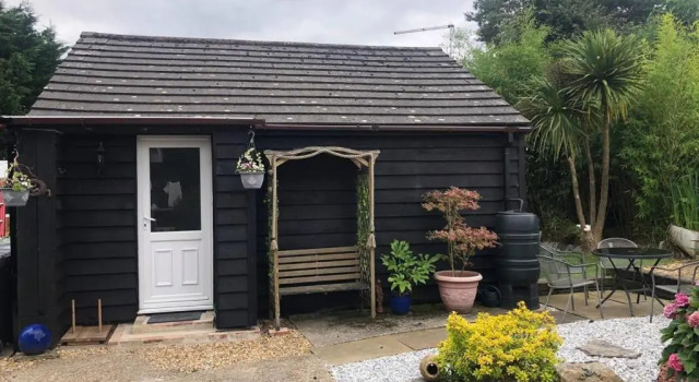 Апартаменты Self Catering Private Annex Near Ferndown