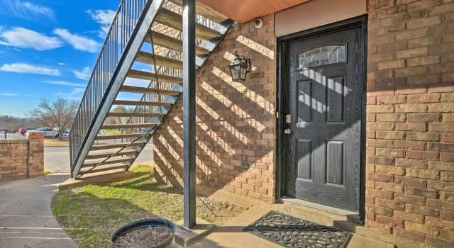 4 Mi to Dtwn: Rustic Fort Worth Apt, Забронировать Апартаменты/квартира Отели Форт-Уэрт с парковкой, Парковка