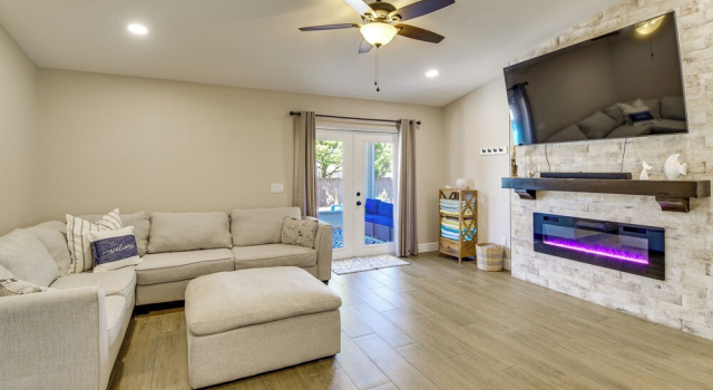 Fun in the Sun! Modern Palm Bay Gem w/ Pool + Yard, Rezerwuj Dom wakacyjny Palm Bay Space Coast