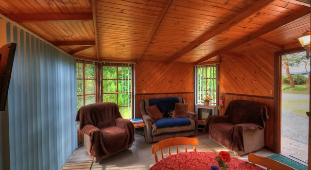 Семейный коттедж Stanley Lakeside Spa Cabins