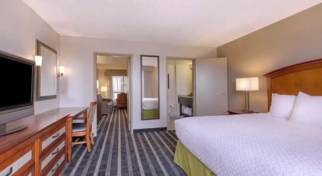 Двухместный люкс с 2 комнатами Embassy Suites San Francisco Airport Waterfront