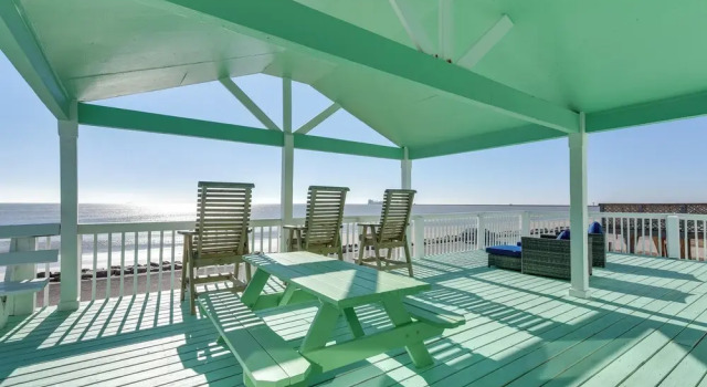 Коттедж Great for Groups: Oceanfront Surfside Beach Home!