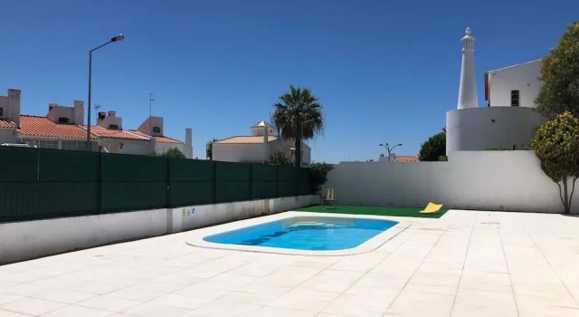 Коттедж Remarkable 3-bed House in Albufeira