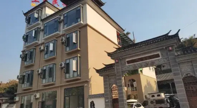 Tuwa Homestay, Rezerwuj Hotel Hotele w Dehong z parkingiem, Parking