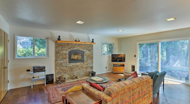 Коттедж Lake Almanor Country Club Home w/ Views!