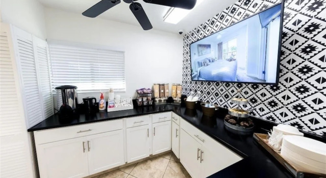 213 Fully Furnished 1BR Suite-Outdoor Pool! by RedAwning, Забронировать Отель Отели Пруда в Темпе с парковкой, рядом с Vista Del Camino Park, Парковка