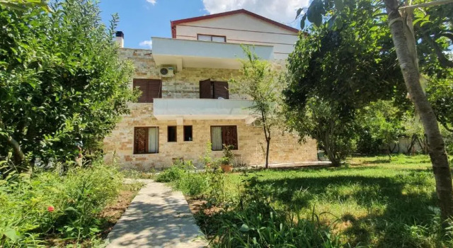 Xhos Forest Guest House, Prenota Affittacamere Hotel economici a Berat County