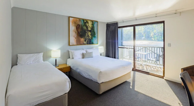 Номер Standard с балконом и с видом на озеро RAC Karri Valley Resort