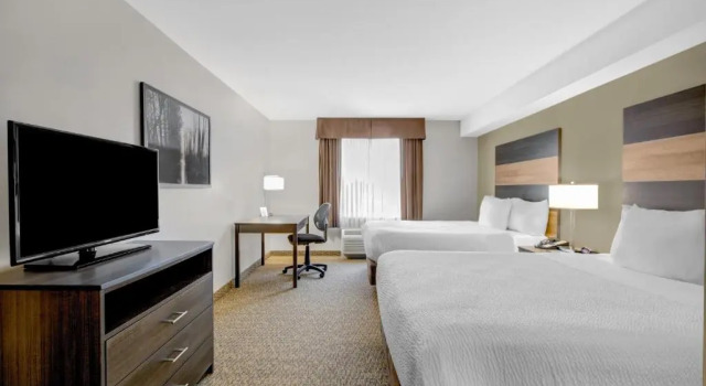 Четырёхместный номер Standard Days Inn & Suites by Wyndham Lindsay