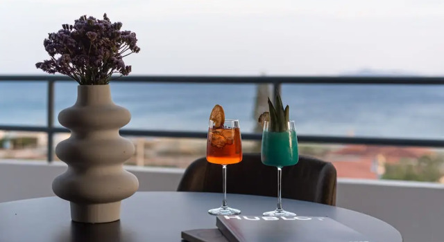 Двухместные апартаменты с балконом и с видом на море Sounio Panoramic Loft
