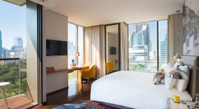 Двухместный номер угловой Standard с балконом и с видом на сад Hotel Indigo Bangkok Wireless Road by IHG