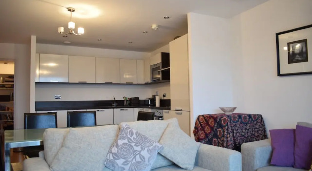 Modern 2 Bed Flat With Balcony in Canada Water, Забронировать Отель Тауэр-Хэмлетс Лондон, рядом с Лесной массив «Раша-Док»