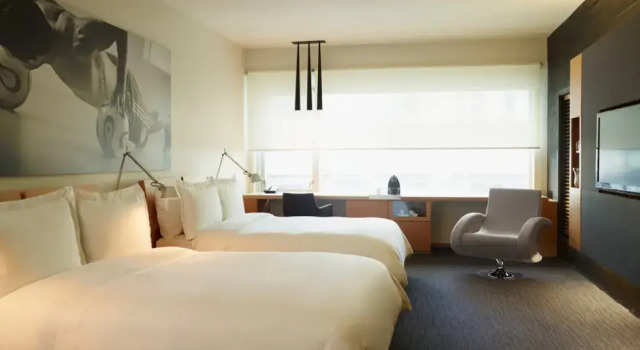 Четырёхместный номер Classic Le Germain Hotel Maple Leaf Square