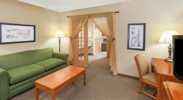 Двухместный люкс c 1 комнатой AmericInn by Wyndham Greenville