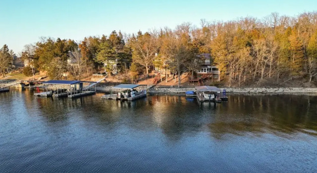 Коттедж Captivating Views, Amazing Design and Lake Living