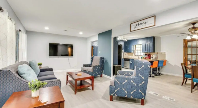 Коттедж 6 Mi to Airport: Riverdale Home w/ Private Pool!
