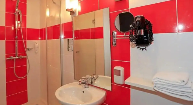 Трёхместный семейный номер Standard The Originals Boutique, Hôtel de lUnivers, Montluçon