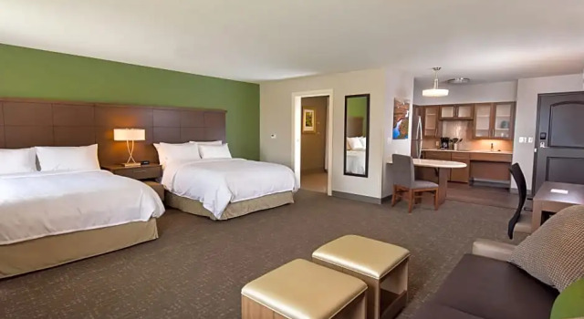 Четырёхместный номер Standard Staybridge Suites Wisconsin Dells - Lake Delton, an Ihg Hotel