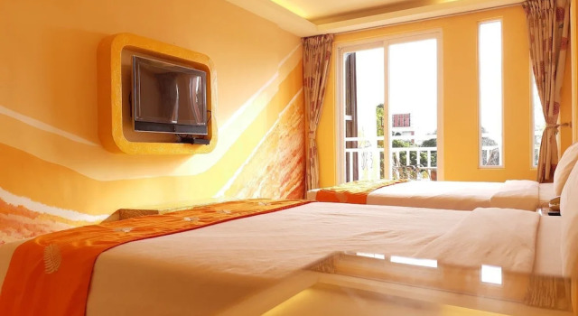 Четырёхместный номер Standard с балконом и с видом на город HuanGjia Hotel