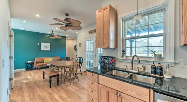 Коттедж Lakefront Lexington House with Spacious Deck!