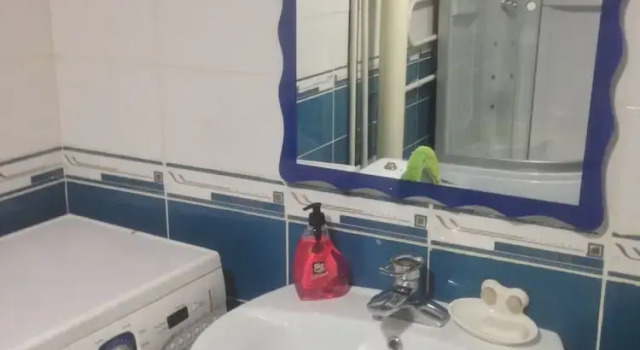 Кровать в общем номере Sara's Guest House
