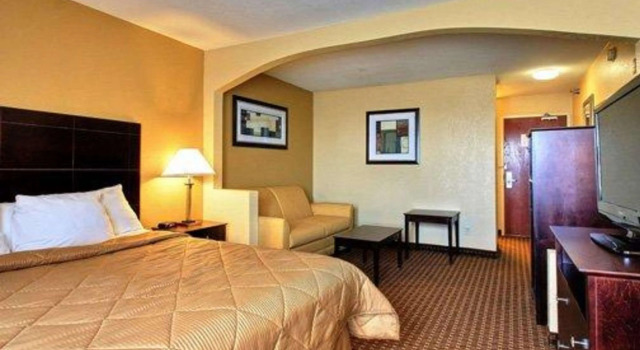 Quality Inn Des Moines North, Rezerwuj Hotel Hotele w Iowa z parkingiem, Parking