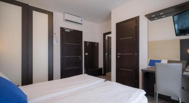 Четырёхместный номер Standard с балконом Hotel Bristol