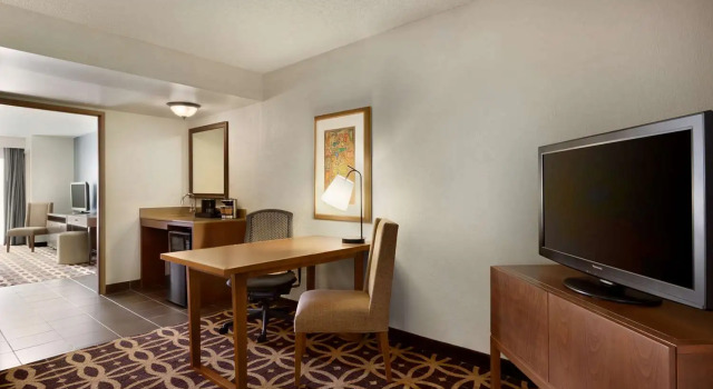 Двухместный люкс для гостей с ограниченными возможностями Embassy Suites by Hilton Dallas DFW Airport South
