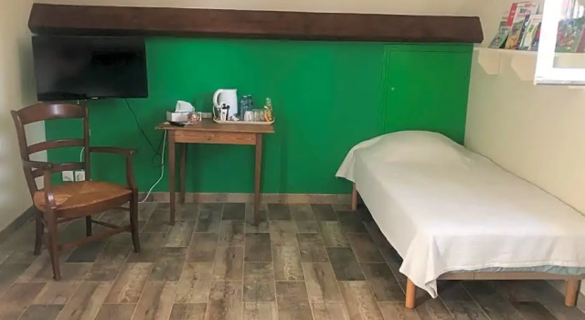 Au Nom Des Reines, Book Hotel  
