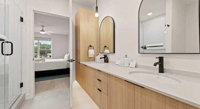 Люкс с 2 комнатами с балконом The Code Hotel