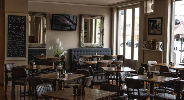 Studio Oscars Hotel and Cafe Bar