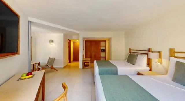 Двухместный номер Standard с балконом и с видом на бассейн Park Royal Beach Acapulco - All Inclusive