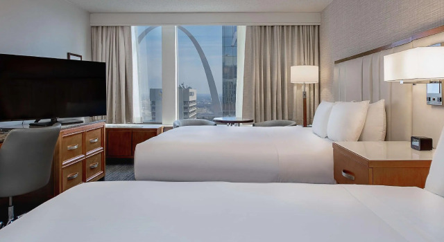 Четырёхместный номер Standard с красивым видом из окна Hilton St. Louis at the Ballpark