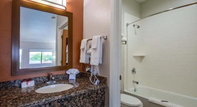 Четырёхместный номер Standard Wildflower Inn at Bell Rock