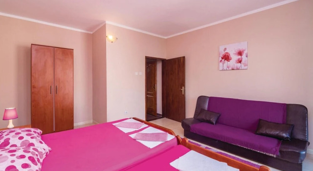 Beautiful Home in Markov Rt With Wifi and 2 Bedrooms, Đặt Khách sạn Khách sạn 3 sao ở Stoliv, 3*