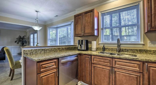 Коттедж Raleigh Home Near Dining + Shops
