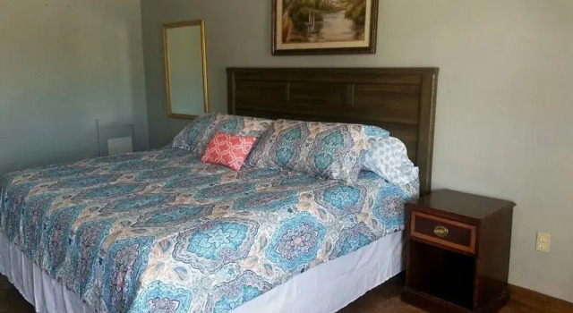 Gators Inn on the Bayou, Buchen Sie Hotel Larose Louisiana