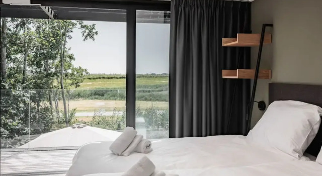 Luxurious Lodge in a Holiday Park, Book Hotel Rozenburg Zuid-Holland
