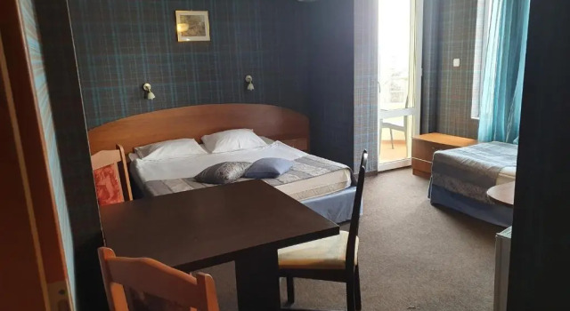 Трёхместный номер Standard с балконом и с красивым видом из окна Family Hotel Lazuren Briag