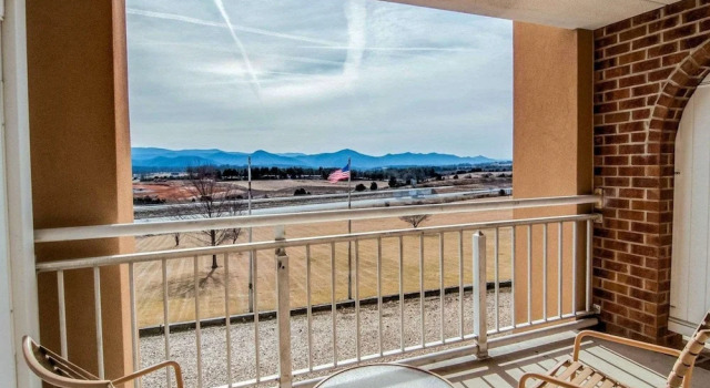 Двухместный люкс с балконом Comfort Inn & Suites Raphine - Lexington near I-81 and I-64