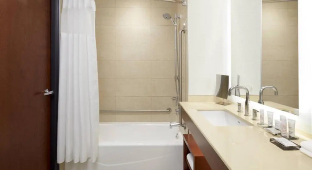 Двухместный номер Concierge Lounge Access Marriott Montreal Airport In-Terminal Hotel