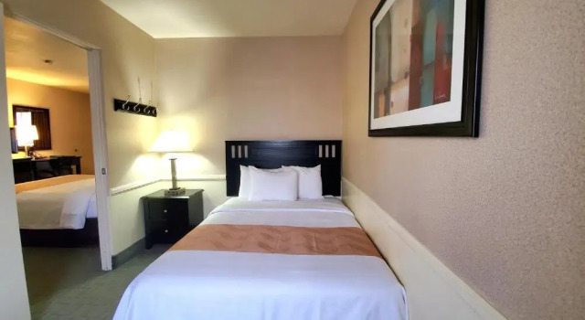 Четырёхместный семейный люкс Quality Inn & Suites Anaheim at the Park