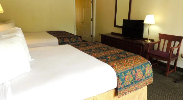 Четырёхместный номер Standard Carmel Inn & Suites