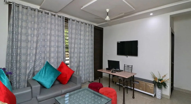 OYO 23221 Amigos Suites, Забронировать Отель Taj Ganj Таджгандж