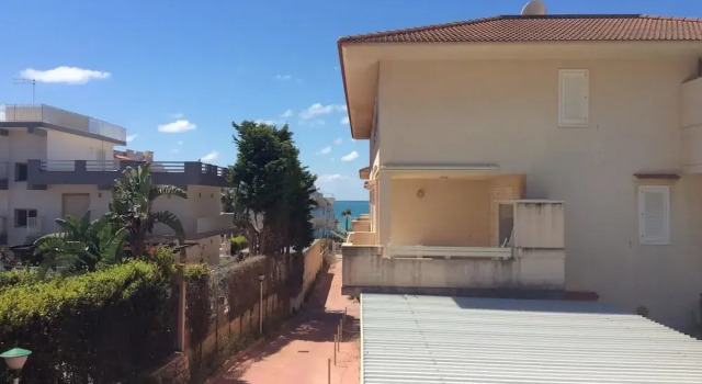 Apartment With 3 Bedrooms in Marina di Ragusa, With Pool Access and Furnished Garden - 100 m From the Beach